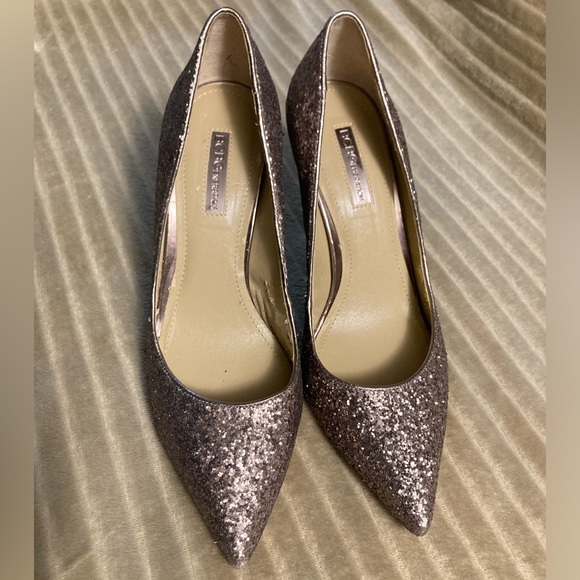 BCBGeneration Treasure High Heels Pointed Toe Shiny Taupe Pump Sz 8.5M (EU 38.5) - Picture 11 of 13